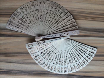 Didmeninė 30 vienetų Kinijos medienos ventiliatorius su teksto spausdinimas ant rankenos high school šalis dovanos mamos dienos Metines pigiai