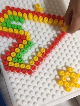 Plastikinių dėlionės aikštėje grybų nagų spalvingos dėlionės valdybos surinkto modelio švietimo žaislas 3 metų vaikams berniukas dovana