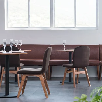 Medžio masyvo valgomojo kėdės atlošas modernaus minimalistinio laisvalaikio namuose studijų kėdė kūrybos arbatos parduotuvę, restoraną, stalas ir kėdės