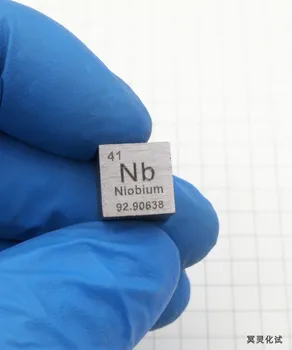 Periodiškai Fenotipinius Kubo Niobio Metalo, kurio kraštinės Ilgis 10 Mm, o Masė-8.58 G Nb (> 99.9%).